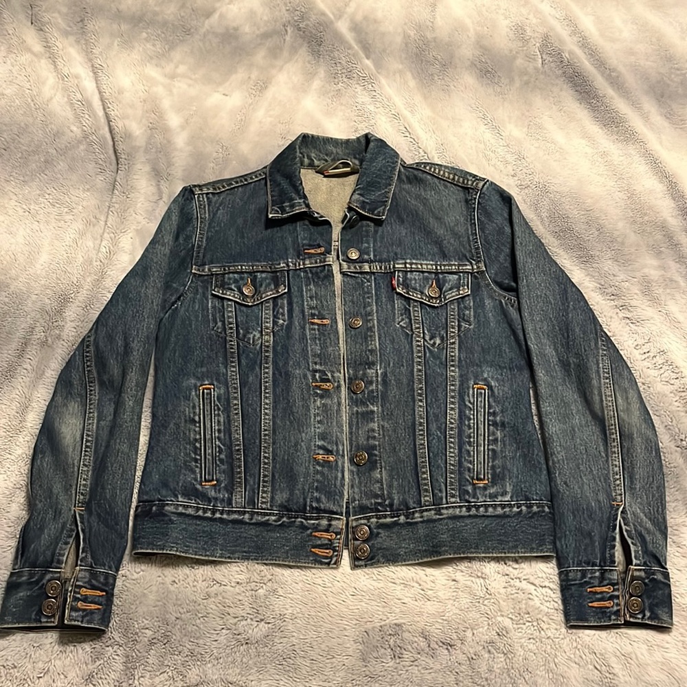 Women’s M/L red tag Levi’s denim jean jacket.